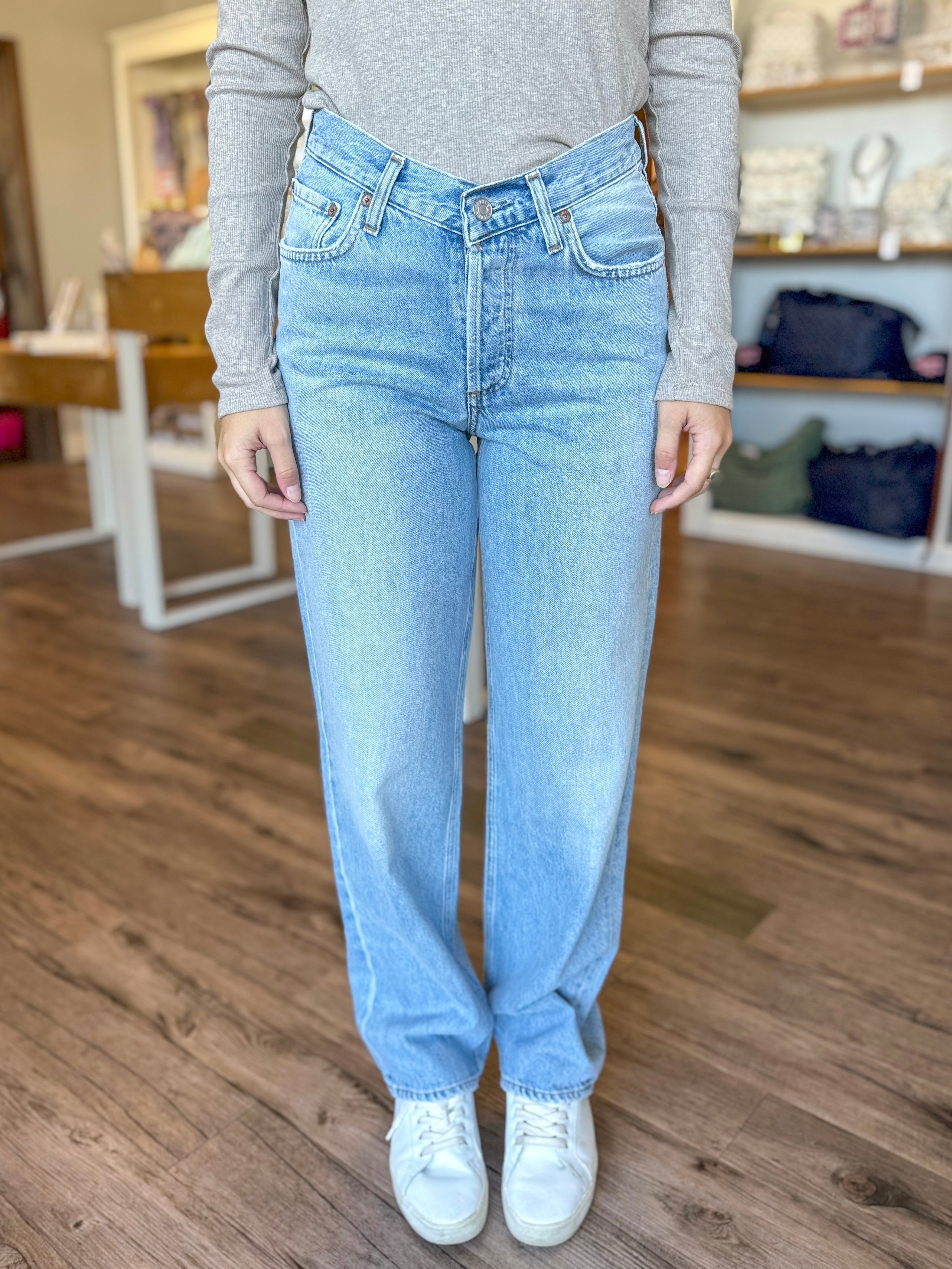 V-Waist Baggy Jeans in Prevail
